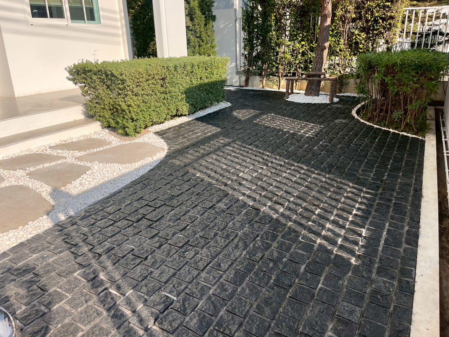 หินลูกเต๋าปูพื้น COBBLESTONE แบบแผ่นสำเร็จ MODERN DECOR ผิวธรรมชาติ ข้างตัดเรียบ โม่ลบมุม 50X55X3 ซม. หินธรรมชาติแกรนิตสีดำ ลายเรียงสลับ_8